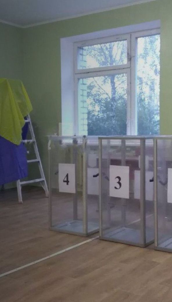 Голосование под лестницей: в Житомире на избирательных участках не дождались кабинок