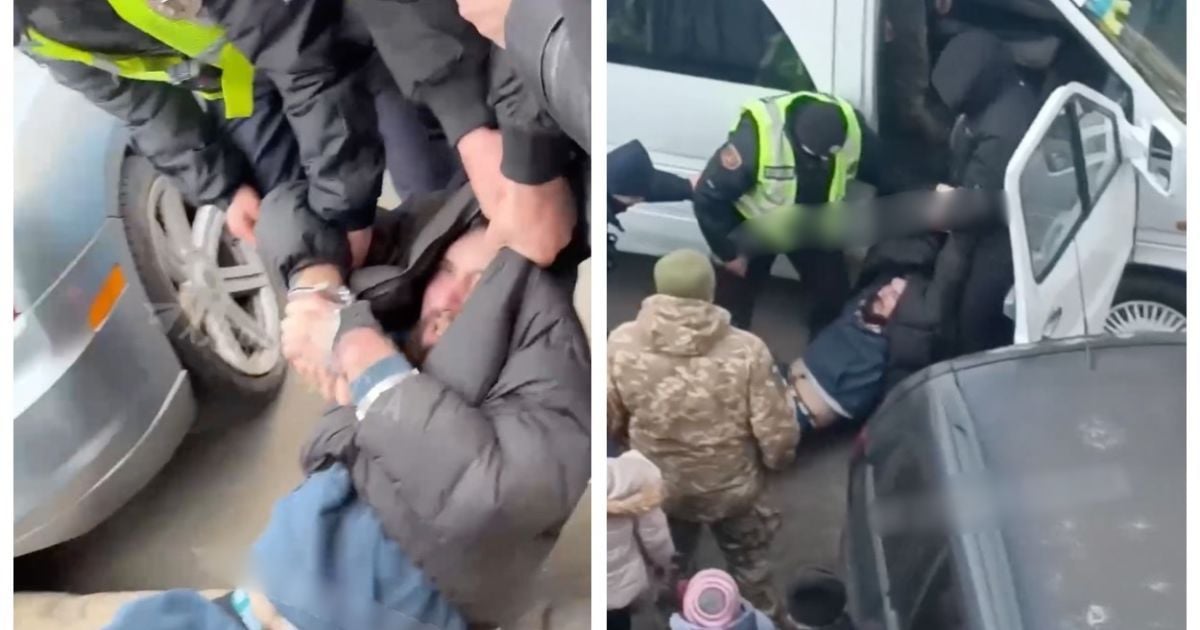 В Одессе полиция и неизвестные силой затолкали мужчину в бус/Коллаж