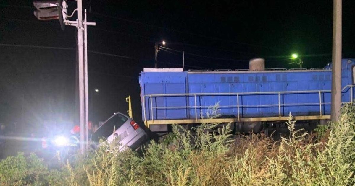 У Вінницькій області зіткнулися вантажний поїзд та автівка: є жертви