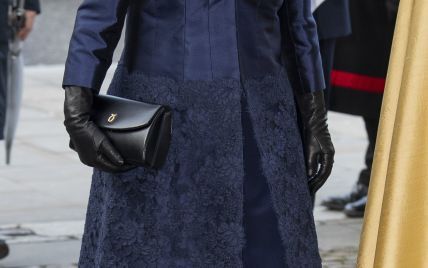 В эффектном синем пальто и шляпе: герцогиня Корнуольская посетила службу