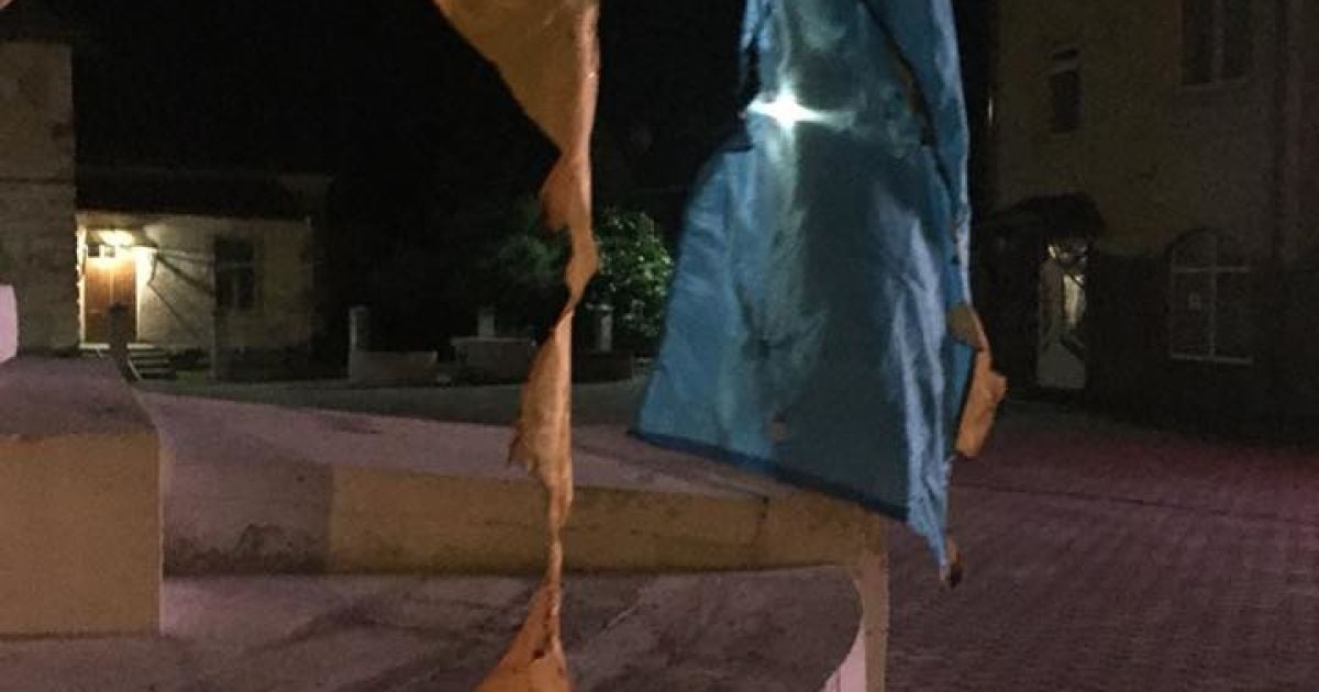 На Львівщині спалили прапори України