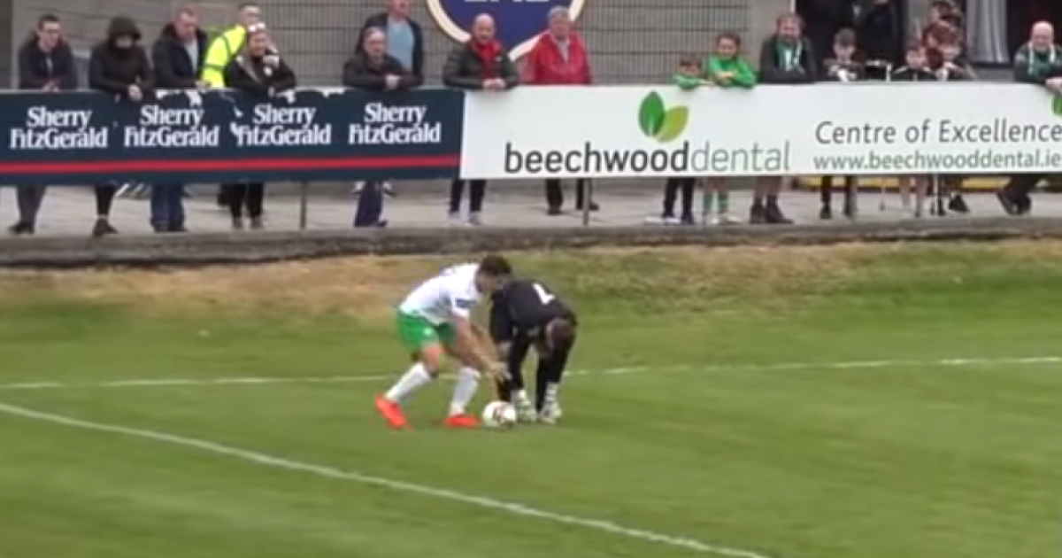 Когда шнурки оказались твоим врагом: ирландский вратарь пропустил странный гол в чемпионате