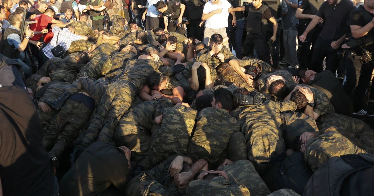 Прихильники Ердогана б&rsquo;ють військових-заколотників.