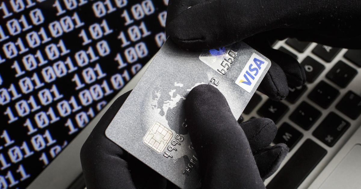 Быстрые кредиты через интернет. Мошенники "повесили" на парня 11 займов на 38 тысяч гривен