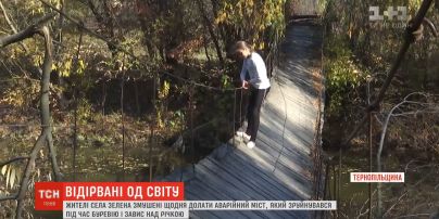 Селяни змушені щодня долати аварійний міст, який зруйнувався під час буревію і завис над річкою