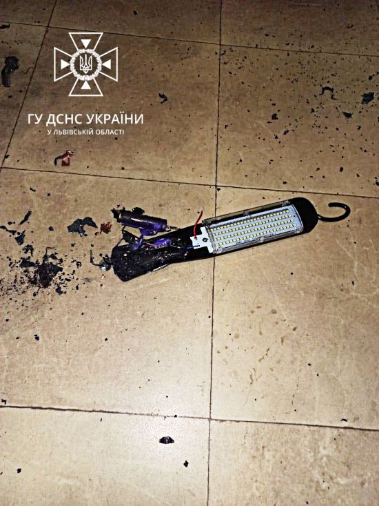 У Львові в квартирі вибухнула акумуляторна батарея в ліхтарі: постраждала жінка (фото)