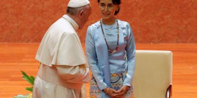 В ярком наряде и с коралловым клатчем: 72-летняя министр иностранных дел Мьянмы на встрече с Папой Римским
