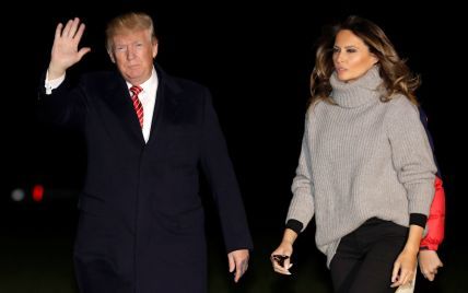 Утеплилась: Мелания Трамп в сером свитере прибыла на военно-воздушную базу
