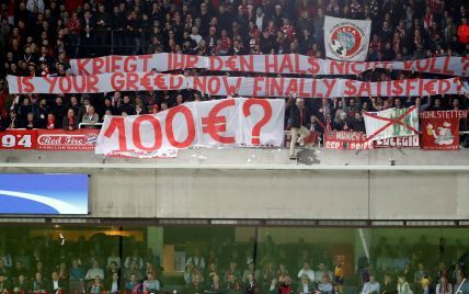 Тисячі євро на газоні: вболівальники "Баварії" закидали поле грошима