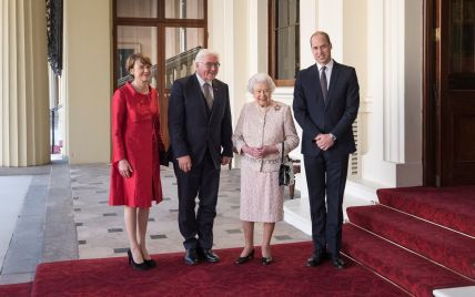 Стильная королева Елизавета II в новом нежном образе сходила на ланч с президентом Германии