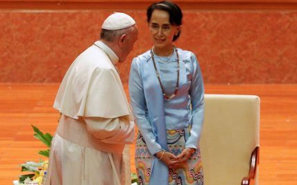 В ярком наряде и с коралловым клатчем: 72-летняя министр иностранных дел Мьянмы на встрече с Папой Римским
