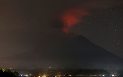 На Бали взорвался вулкан