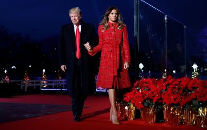 В красном пальто и лубутенах: Мелания Трамп зажгла рождественскую елку