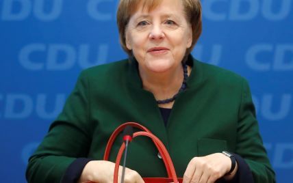 Красная и черная: любимые сумки Ангелы Меркель