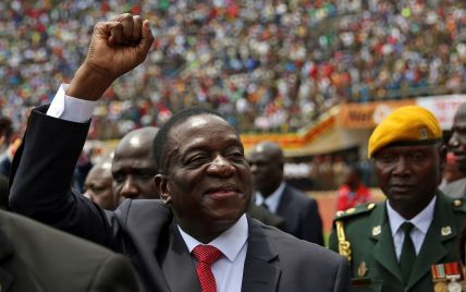 На президента Зімбабве вчинили замах просто після промови на стадіоні