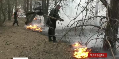 Військові відновили стрільби на Гончарівському полігоні, поруч із яким палає лісова пожежа