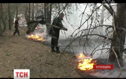 Військові відновили стрільби на Гончарівському полігоні, поруч із яким палає лісова пожежа