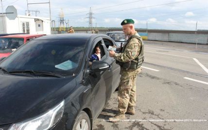 Прикордонники затримали афганця, який з надувним кругом плив "до коханої"