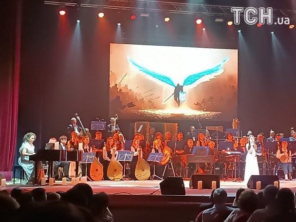 Творчий вечір Ліни Костенко в Києві — Кіра Касинець на сцені