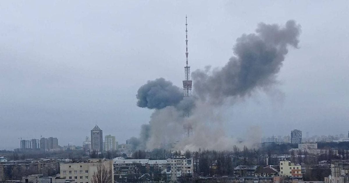 У Києві російський снаряд влучив у телевежу (фото і відео)