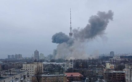 В Киеве российский снаряд попал в телевышку (фото и видео)