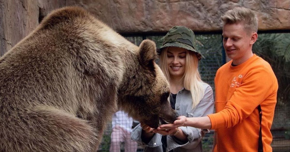 Погодували ведмедя з рук. Зінченко зводив наречену в зоопарк у Дубаї