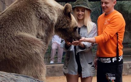 Погодували ведмедя з рук. Зінченко зводив наречену в зоопарк у Дубаї