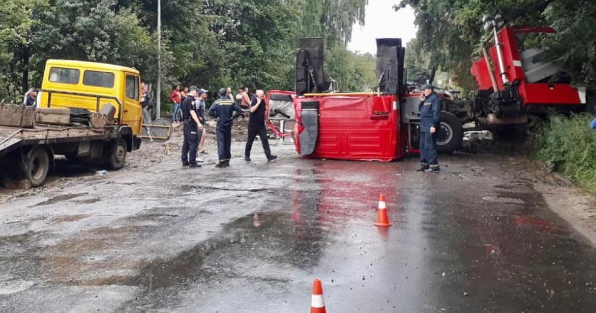 На Прикарпатті в ДТП перекинулась пожежна машина: 6 рятувальників госпіталізували (фото)