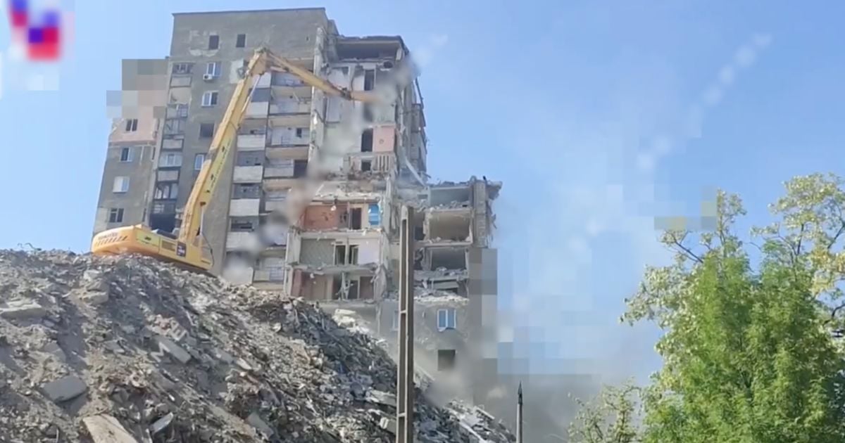 Руйнування в Маріуполі – окупаційна влада зносить пошкоджені будинки / Скриншот з відео