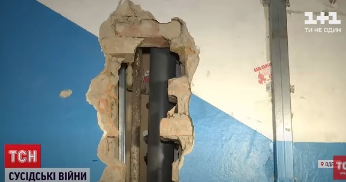В Одесі жителі "хрущовки" продовбали отвір до санвузла сусідки, жінка затуляє діру панчохами