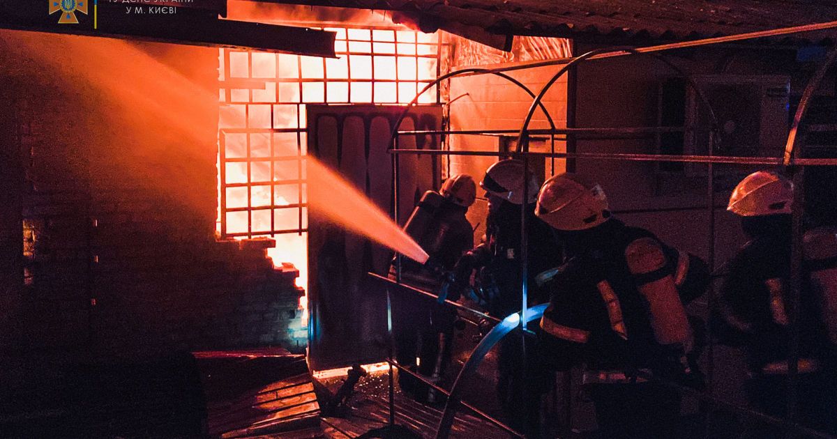 Столичні вогнеборці ліквідували пожежу в складській будівлі на Подолі