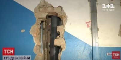В Одессе жители "хрущевки" продолбили отверстие в санузле соседки, женщина прикрывает дыру чулками