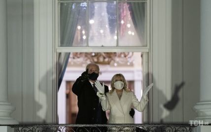 В белом пальто и перчатках: первая леди Джилл Байден с мужем-президентом посмотрели фейерверк