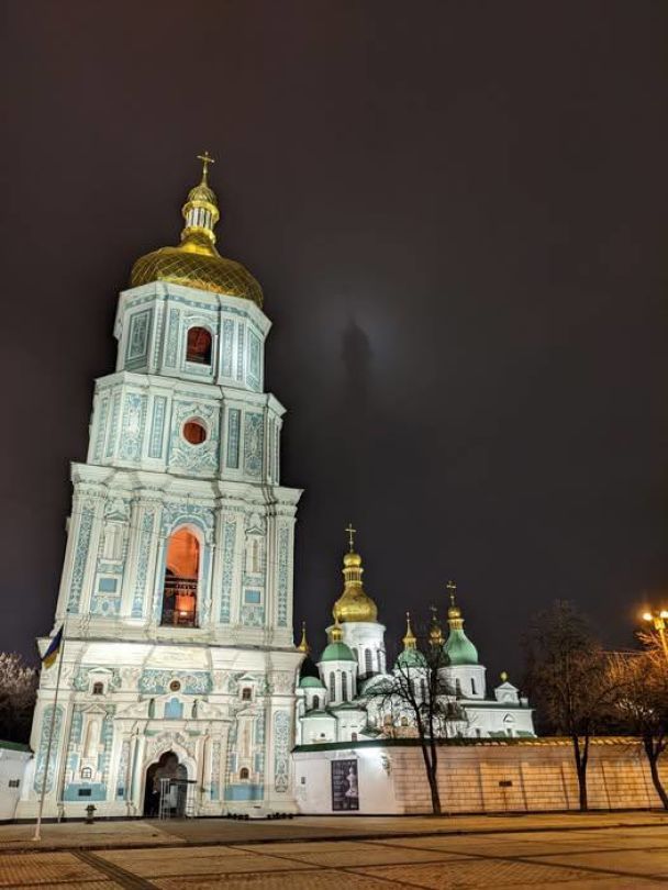 Містичний силует над Софійським собором / Фото з соціальних мереж / © 