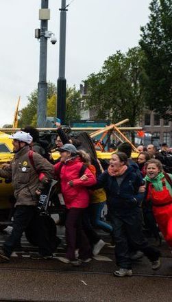 130 участников акции в защиту климата арестовали в Амстердаме