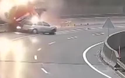 Момент страшного падіння фури з мосту у Словенії зняли на відео. Водій загинув