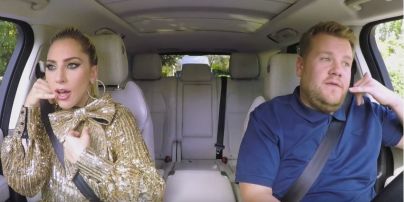 Мат, экспрессия и блестки: эпатажная Леди Гага спела в автокараоке