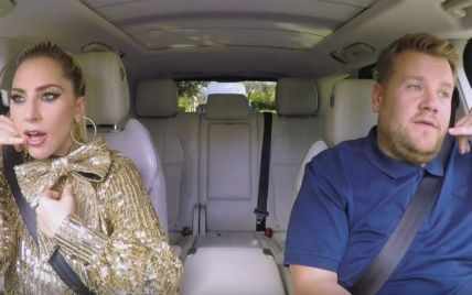 Мат, экспрессия и блестки: эпатажная Леди Гага спела в автокараоке