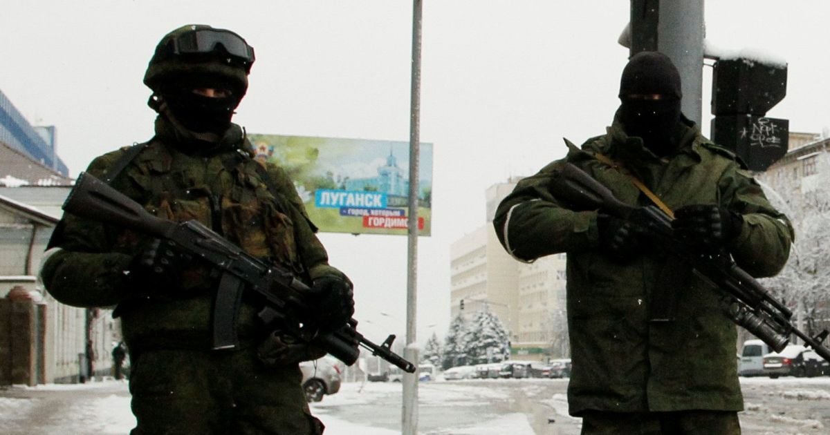 В оккупированном Луганске вооруженные боевики не дали ОБСЕ осмотреть фуры с "гуманитарной помощью РФ"