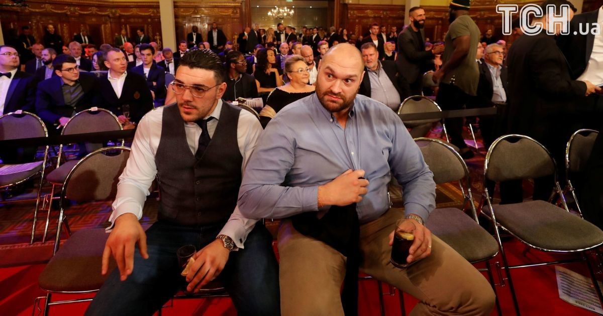 Черевань Ф’юрі, який відібрав пояси Кличка, зганяє вагу і хоче битися з Белью