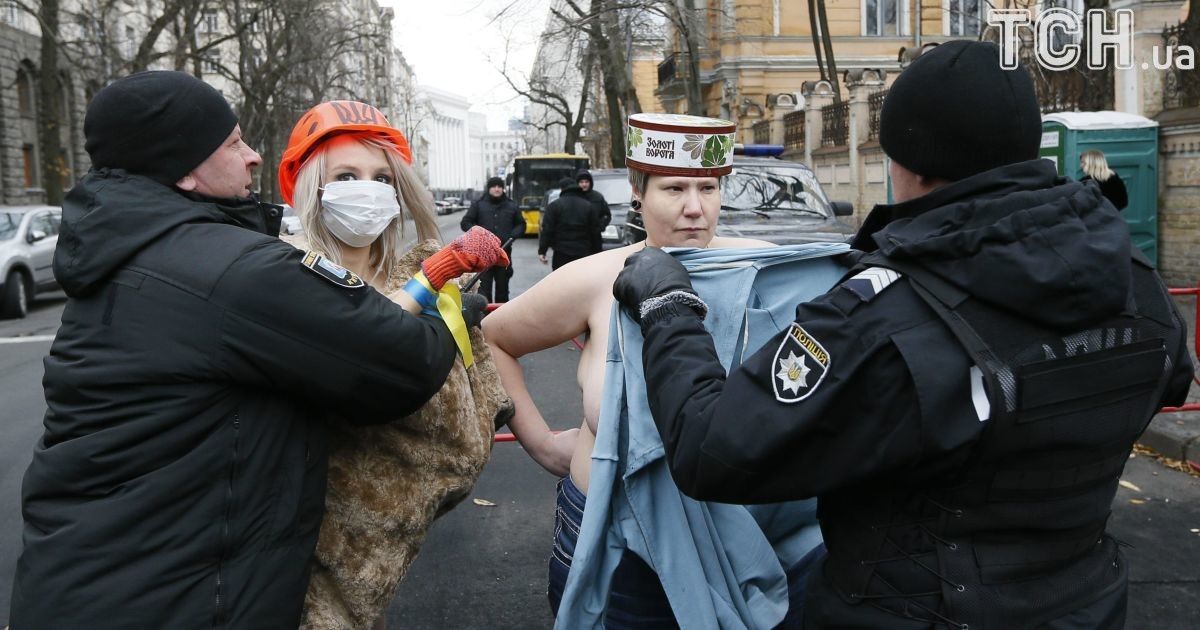 В годовщину Евромайдана активистки Femen обнажились под Администрацией президента