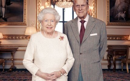 В честь платинового юбилея: в британском королевстве представили новый портрет Елизаветы II и принца Филиппа