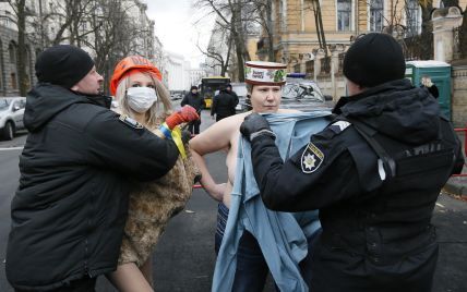 У річницю Євромайдану активістки Femen оголилися під Адміністрацією президента
