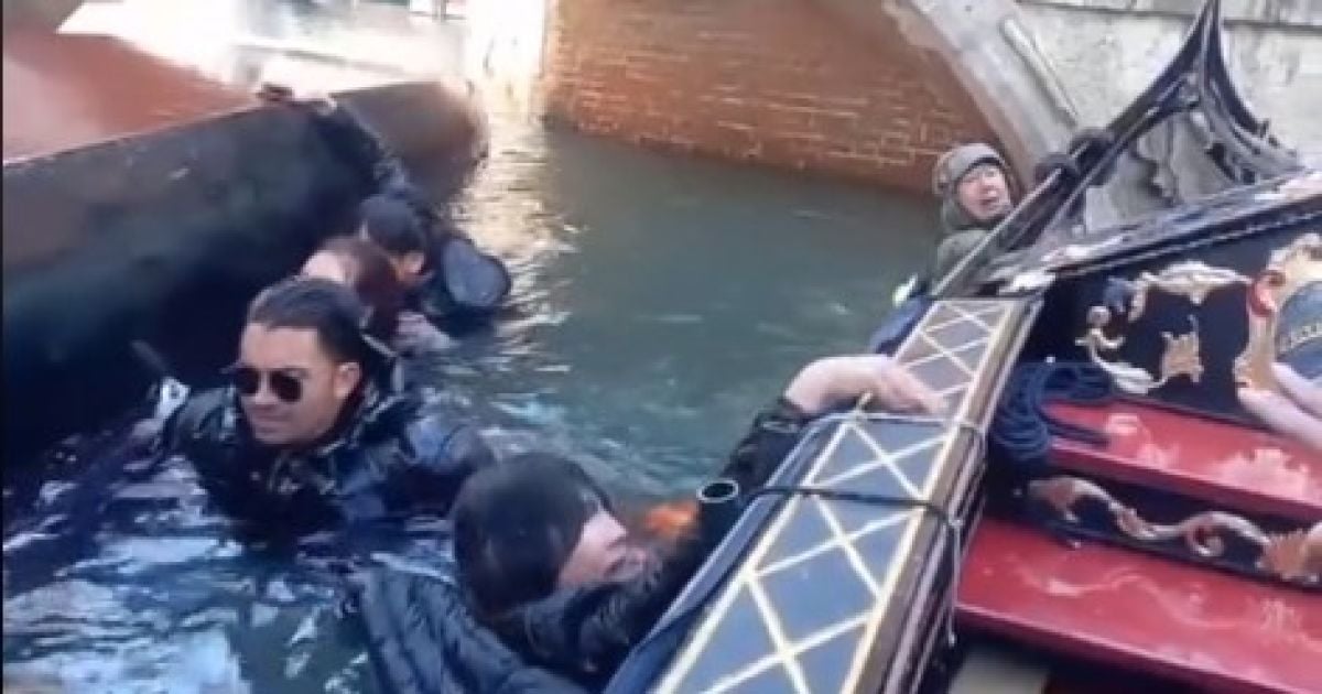 В Венеции туристы опрокинулись на гондоле