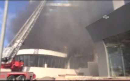 В пригороде Стамбула горит гостиница: количество людей внутри здания неизвестно