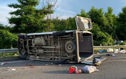 Опрокинутая маршрутка и пассажиры на дороге: появилось видео смертельного ДТП на Закарпатье