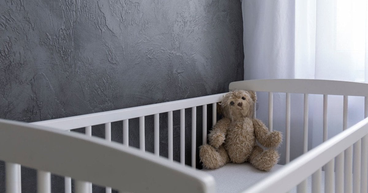 Порожнє дитяче ліжечко