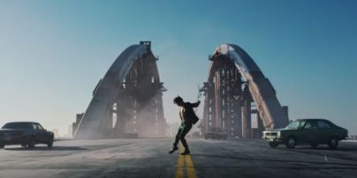 Итальянский бренд снял рекламную кампанию на недостроенном мосте в Киеве