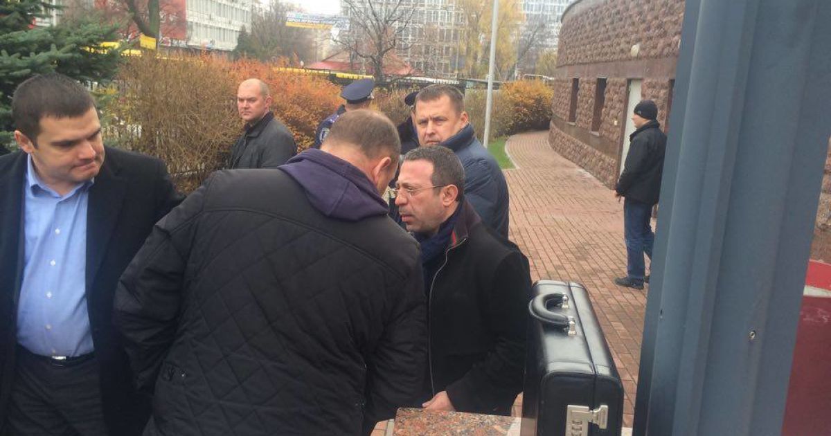 Корбана приехали поддержать однопартийцы / © Фото Валерии Ковалинской/ТСН