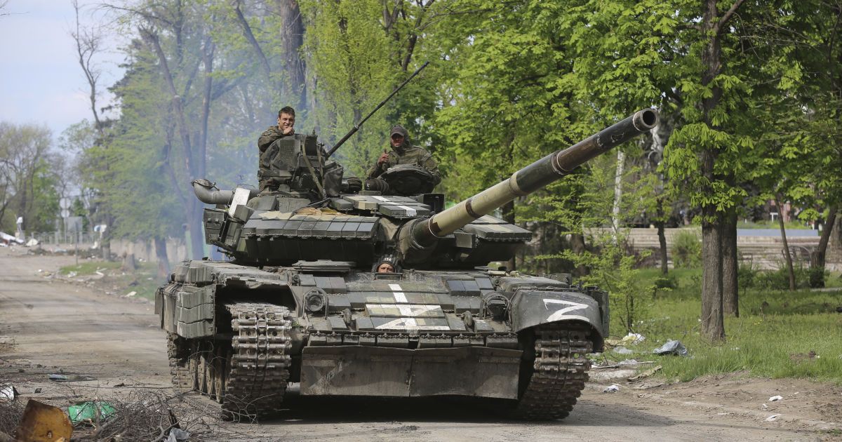 Російські військові та бронетехніці